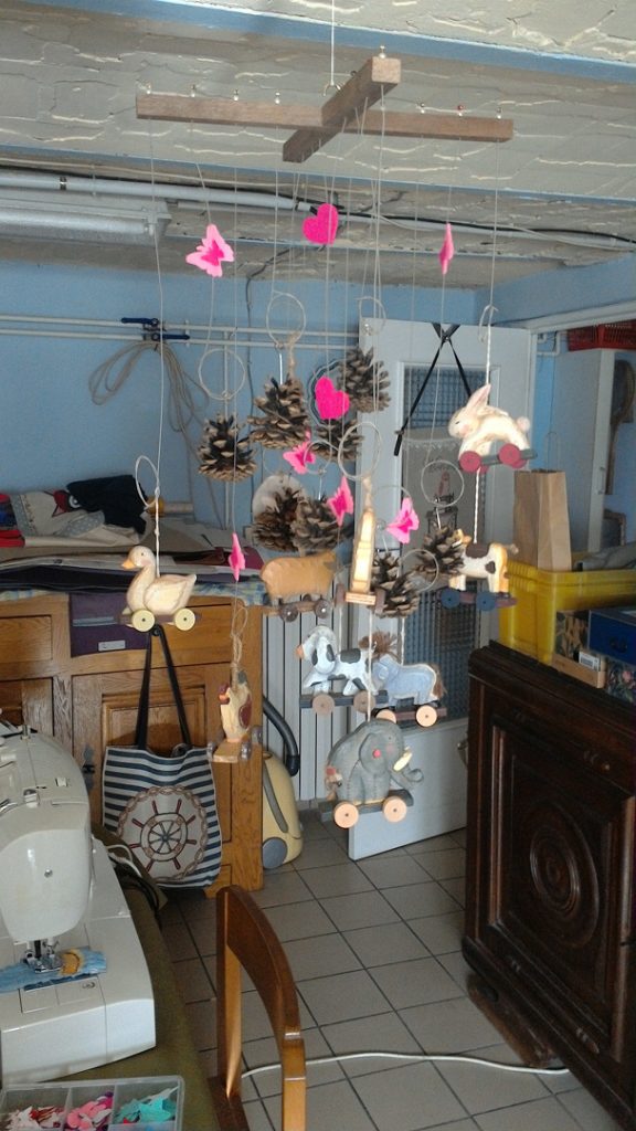 Mobile bébé créé avec des cordes de guitare usagées